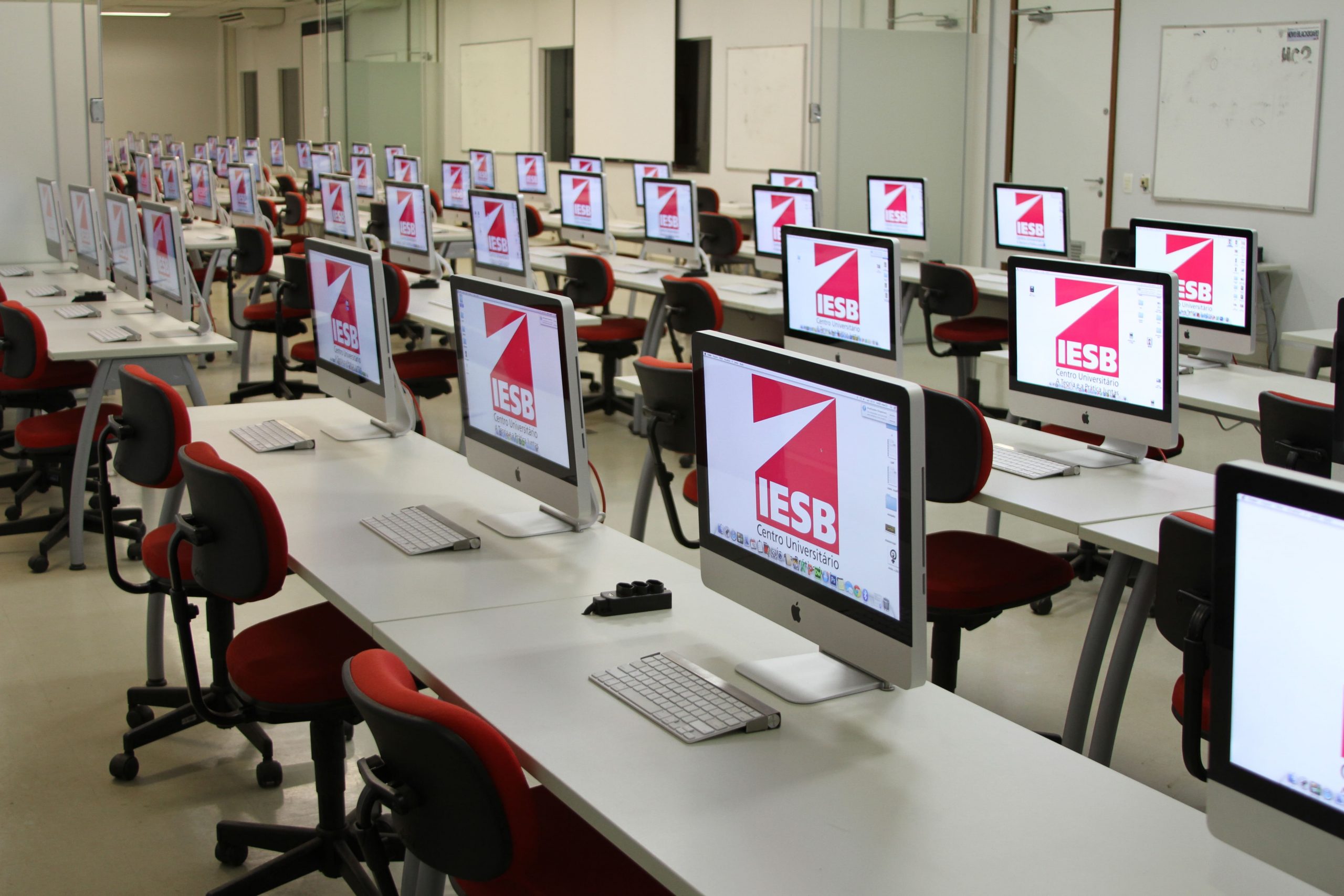 Laboratório de computadores do IESB